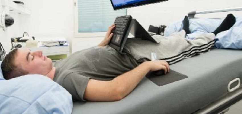 गजब की नौकरी! बिस्तर पर लेटकर खाना खाए और  कमाए 7 लाख रूपये, जानें कैसे