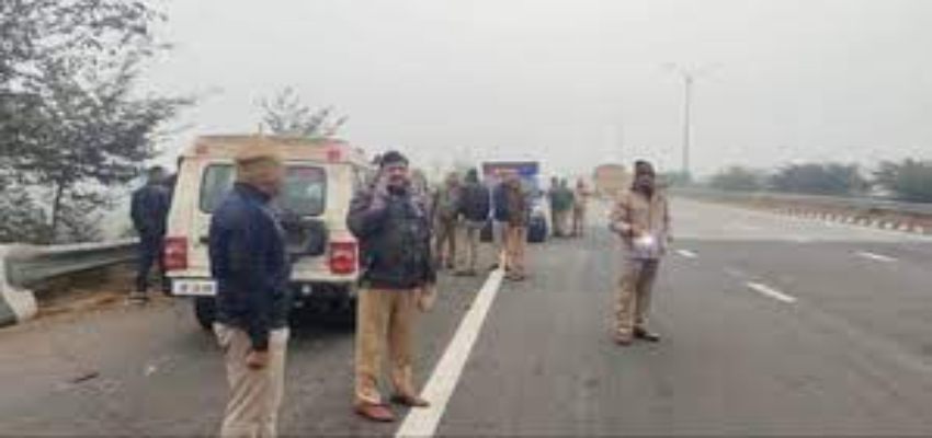 नोएडा में भी दिल्ली जैसी वारदात, पेरीफेरल हाईवे पर मिला सिर कुचला महिला का शव