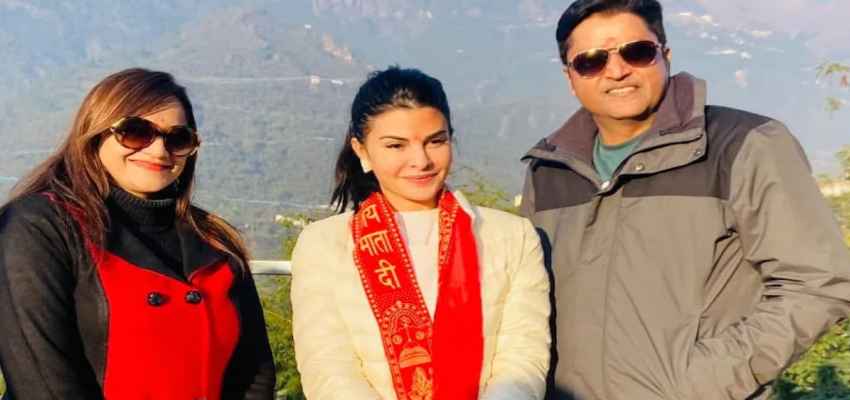 माता वैष्णो के दरबार पहुंची जैकलीन, भक्ति के रंग में नजर आईं एक्ट्रेस
