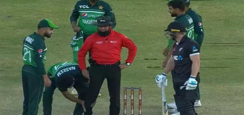 PAK vs NZ: पाकिस्तानी गेंदबाज नसीम ने अंपायर के पकड़े पैर, वजह जान नहीं रोक पाएंगे अपनी हंसी