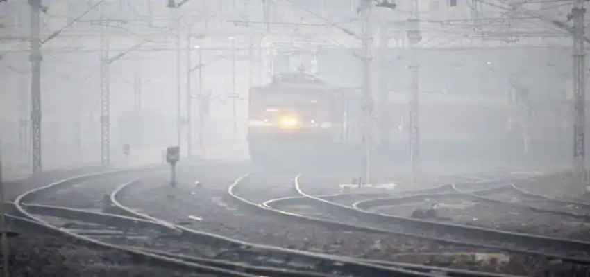 कोहरे ने धीमी की ट्रेन की रफ्तार, 300 से ज्यादा ट्रेनें रद्द, एक दर्जन से अधिक लेट