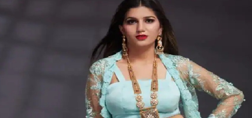 सिर से उतरी चुन्नी...फिर लगाए ठुमके...इस तरह स्टेज पर सपना चौधरी ने बिखेरा अपना जलवा