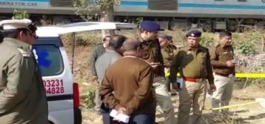 NARELA ACCIDENT: रेलवे स्टेशन के पास मिले तीन शवों से मचा हड़कंप, मौके पर पहुंचे पुलिस के आलाधिकारी