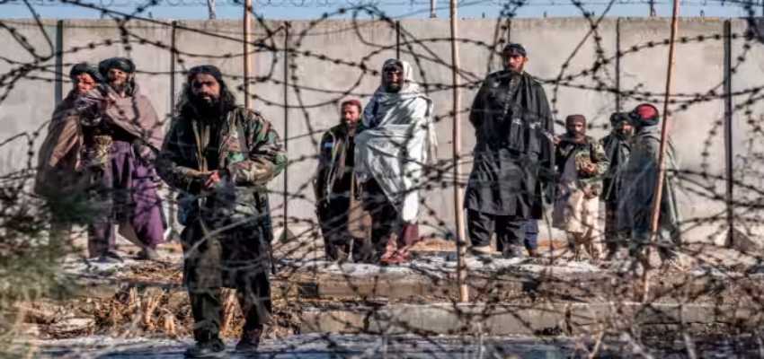 Pakistan Terror Attack : पेशावर में बम ब्लास्ट के बाद पुलिस स्टेशन पर आतंकी हमला