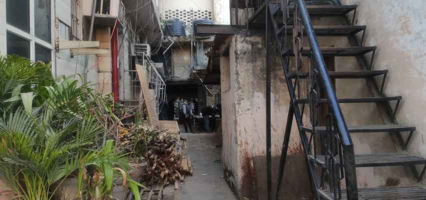 DELHI CRIME: बीच बाजार में दो बदमाशों ने एक व्यक्ति पर की खुलेआम फायरिंग, बाल-बाल बचा पीड़ित