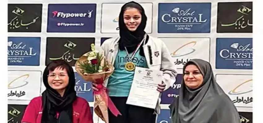 ईरान में मेडल लेने के लिए भारत की तान्या को पहनना पड़ा हिजाब, सोशल मीडिया पर उठा मुद्दा