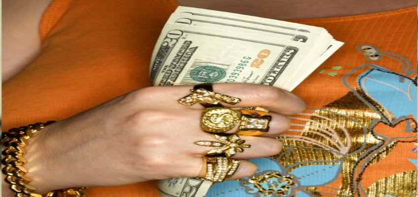 जन्मदिन पर महिला ने दिखाई दरियादिली, लोगों को बांट रही है लाखों रुपये!