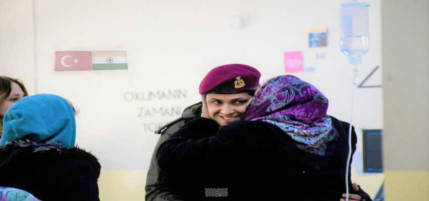 TURKEY EARTHQUAKE: भावुक महिला ने रोते हुए भारतीय महिला जवान को चुमा, दिल जीतने वाली तस्वीर हो रही है वायरल