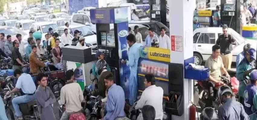 PAK में पड़ा ईंधन का अकाल, पंजाब प्रांत के 15% पेट्रोल पंप हुए ठप