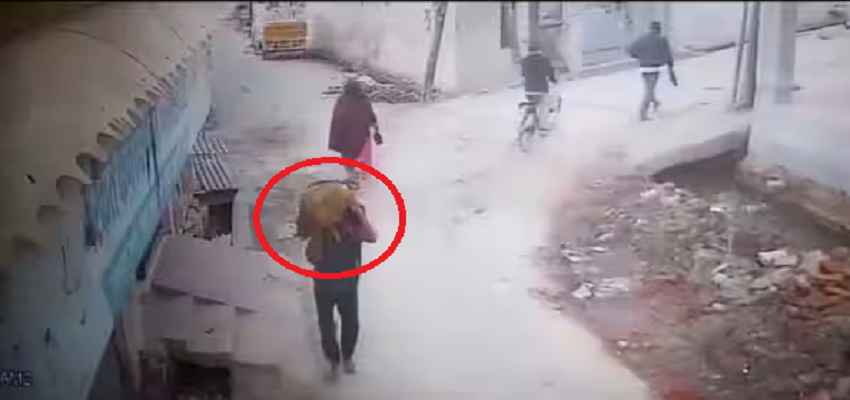 UP CRIME: महिला की लाश को कंधे पर लेकर गली-गली घूमता रहा शख्स और फिर...