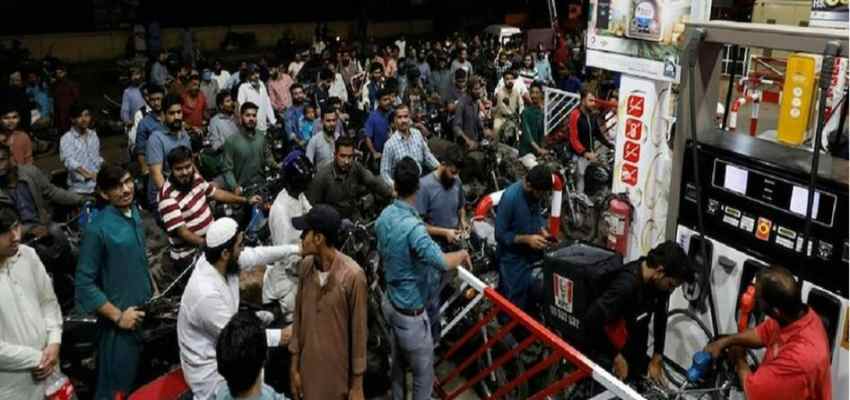 Pakistan On Verge To Fall: पाकिस्तान सरकार ने जनता पर फोड़ा ‘पेट्रोल बम’, MINI BUDGET ने तोड़ी जनता की कमर