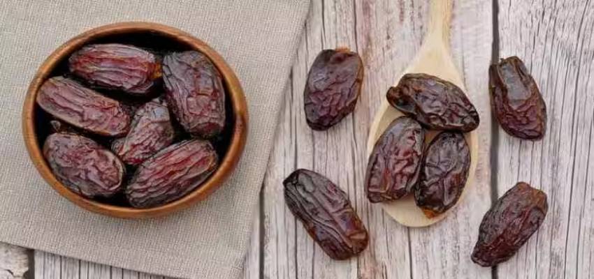 Health Tips: हैंगओवर को ठीक करने से लेकर त्वचा में निखार तक, जानें 10 कारण जिनकी वजह से आपको रोज खाने चाहिए खजूर