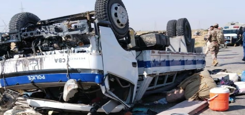 पाकिस्तान में पुलिस वैन पर आत्मघाती हमला, 9 पुलिसकर्मियों की मौत, दर्जनों घायल