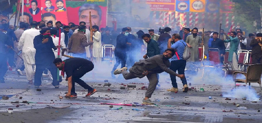 एक बार फिर जंग का मैदान बना पाकिस्तान, इमरान खान को गिरफ्तारी करने पहुंची पुलिस पर लोगो का आक्रमण