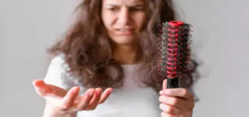 Hair Fall Symptoms: बालों का झड़ना कितना सामान्य है? इन 5 संकेतों का रखें ध्यान