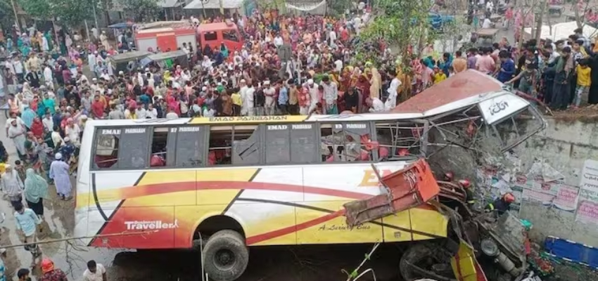 बांग्लादेश में खाई में बस गिरने से 16 की मौत, 30 घायल