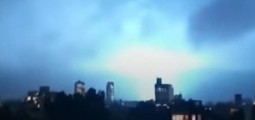 कल रात भूकंप आने के बाद आसमान में चमक रही थी रहस्यमयी नीली रोशनी! जानें क्या है वैज्ञानिकों की राय