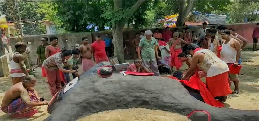 भारत के इस गांव में होती है 'भूत पूजा', लोग अपने हाथों से बनाते है मूर्ति