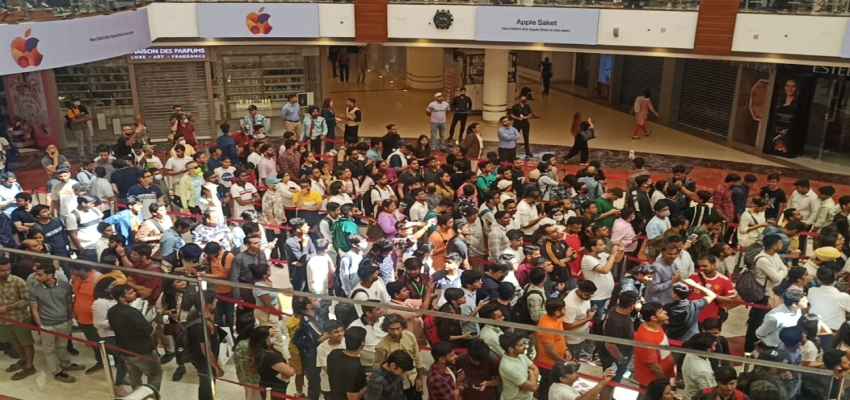 APPLE STORE IN DELHI: दिल्ली में खुला भारत का दूसरा एप्पल स्टोर, यूजर्स में दिखी खुशी, लगी लंबी-लंबी कतारें