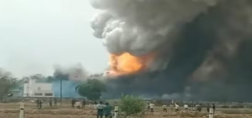 गुजरात के अरावली में पटाखा कंपनी में लगी भीषण आग, 4 लोगों की मौत
