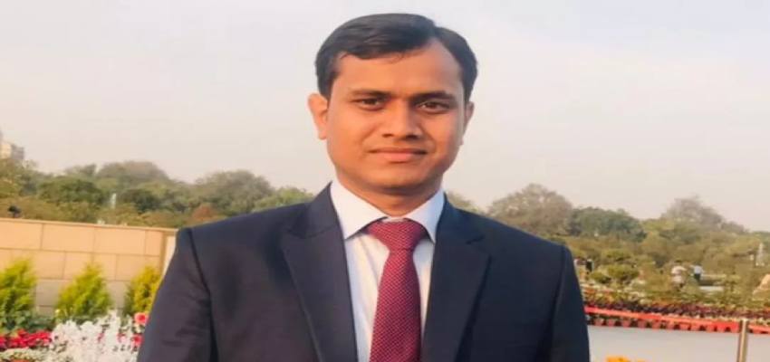 थाने में पिता को बैठने के लिए नहीं मिली कुर्सी, उसी दिन बेटा बना DSP