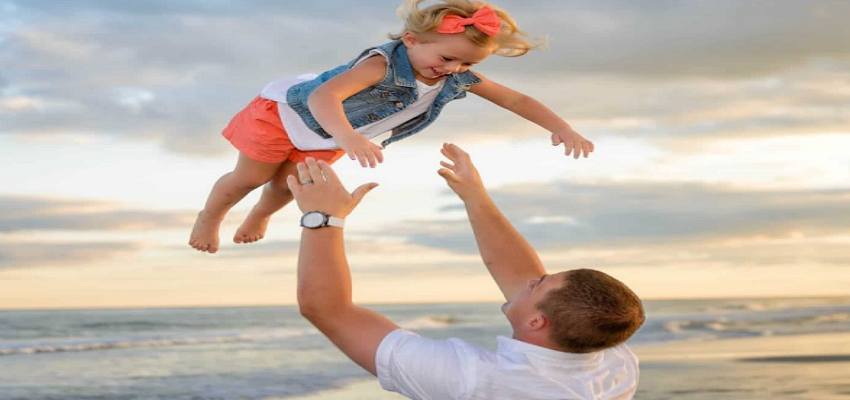 अगर आप भी बच्चों को हवा में उछालते हैं तो हो जाएं सावधान, जा सकती है बच्चे की जान!