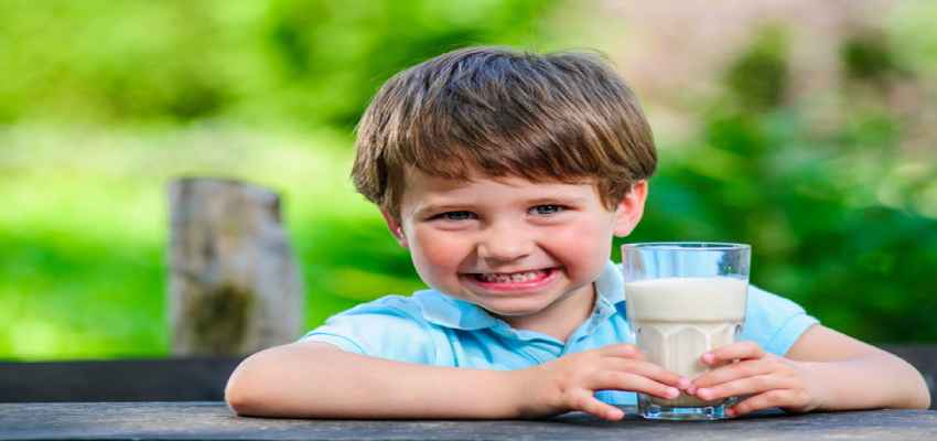 अगर आपका बच्चा दूध पीने में करता है आना कानी, तो अपनाएं ये तरीके