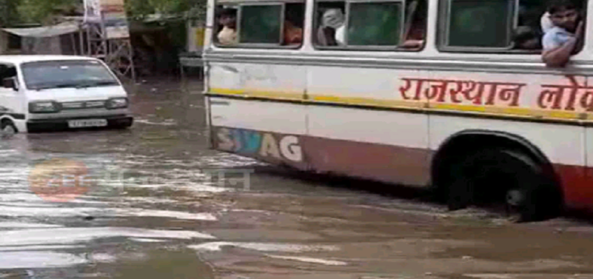 FATEHPUR: फतेहपुर में भारी बारिश के कारण बने बाढ़ जैसे हालात!सड़को पर फसे लोग