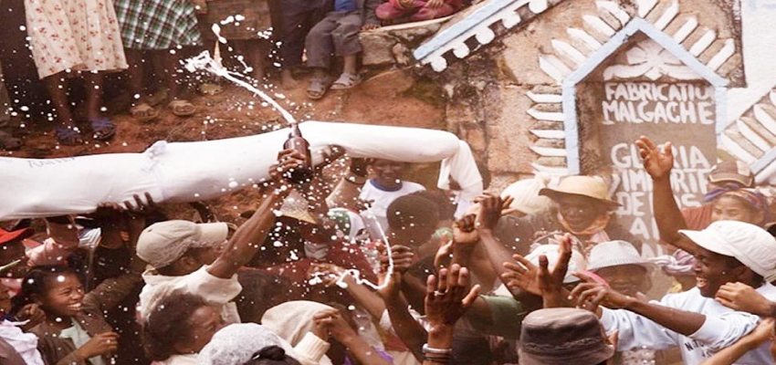 दुनिया की अनोखी परंपरा, मौत के बाद डांस करते निकाली जाती है शव यात्रा