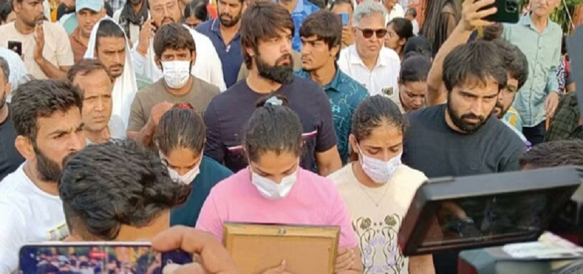 WRESTLERS PROTEST:  नरेश टिकैत के समझाने पर पहलवानों ने बदला मन, नहीं किए गंगा में मेडल प्रवाहित