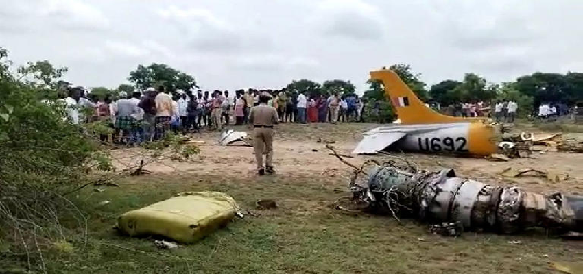 BREAKING: कर्नाटक के चामराजनगर में एक बार फिर जेट क्रैश, पायलट सुरक्षित, सामने आई तस्वीरें