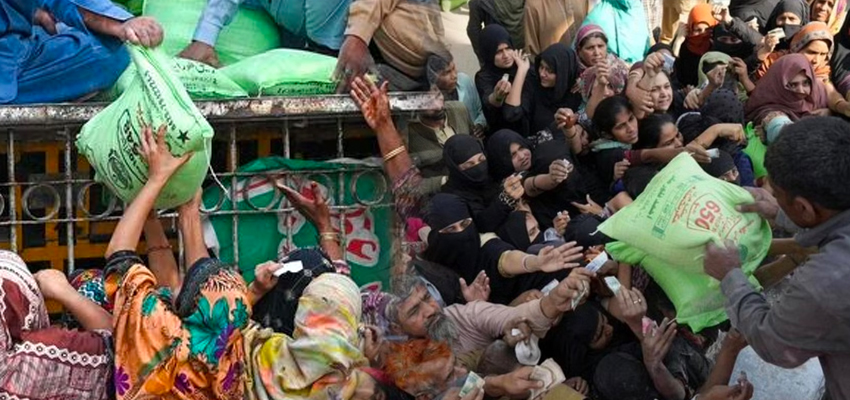 PAKISTAN:  पाकिस्तान में आटे की तस्करी रोकने के लिए लागू हुई धारा 144, जानें कैसे है वहां के हालात