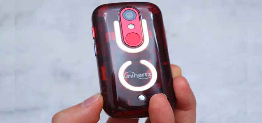 दुनिया का सबसे छोटा Smartphone हुआ लॉन्च, इतनी है इस फोन की कीमत