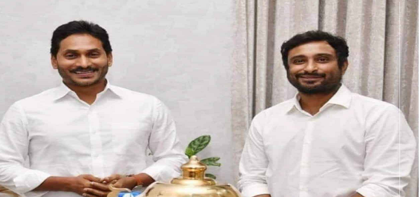 MS DHONI का भरोसेमंद खिलाड़ी अब सियासत में लगाएगा चौके-छक्के! जानें कौन है ये शख्स