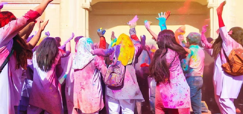 इस्लामिक पाकिस्तान में आया तुगलकिया फरमान, HEC ने यूनिवर्सिटी में होली मनाने पर लगाया प्रतिबंध