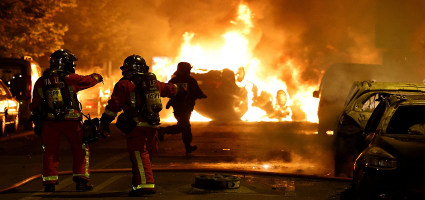 FRANCE में प्रदर्शनकारियों ने मेयर के घर में घुसाई जलती कार, हमले में पत्नी समेत बच्चा घायल