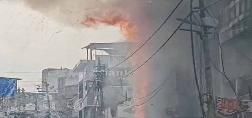Jhansi Fire: दो शोरूम में लगी भीषण आग, महिला अफसर समेत चार लोगों की मौत