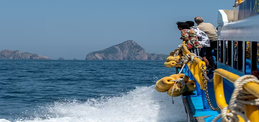 इंडोनेशिया के सुलावेसी आइलैंड पर नाव डूबने से 15 लोगों की मौत, 19 लोगों की तलाश जारी