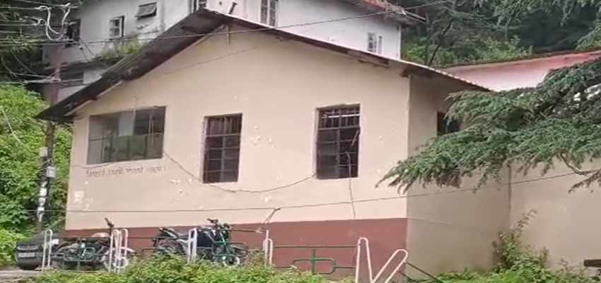 डर के साए में पढ़ने को मजबूर बच्चे, ऐसे कैसे पढ़ेगा भारत