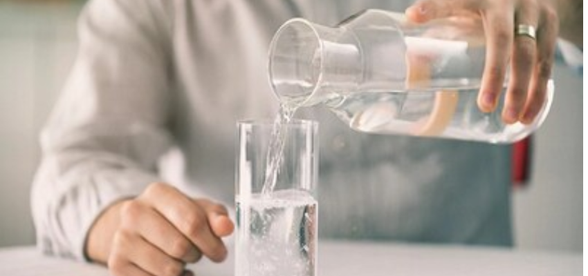 खाना खाने के तुरंत बाद पानी पीना पड़ सकता है महंगा, जानें क्या है कारण