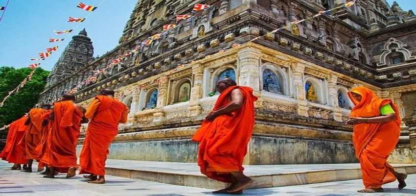 HINDU RITUALS: क्या है हिंदू धर्म में परिक्रमा का महत्व, क्यों की जाती है मंदिर में देवी-देवताओं की परिक्रमा; जानें