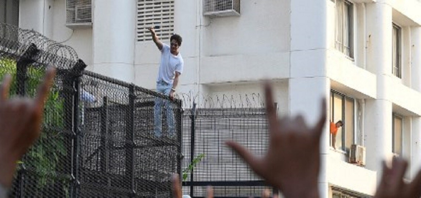 किंग खान के घर के बाहर मुबंई पुलिस ने बढ़ाई सुरक्षा, जानें आखिर क्या हैं वजह