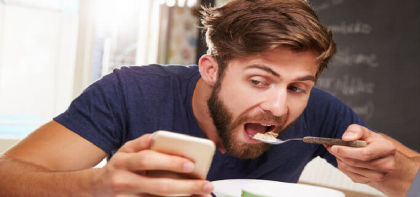 खाना खाते समये करते हैं मोबाइल फोन का प्रयोग, तो दें रहे इन बीमारियों बुलावा