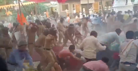 महाराष्ट्र में फिर सुलगी मराठा आरक्षण की मांग, प्रदर्शनकारियों और पुलिस के बीच झड़प में दर्जनों घायल