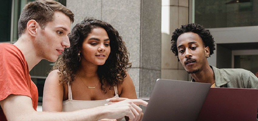 युवाओं के लिए खुशखबरी, इन जगहों पर निकली 12,000 नौकरियां, जानें कहां और कैसे करें आवेदन