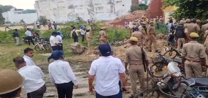 अवैध कब्जा हटवाने गई पुलिस और प्रशासन की टीम पर हमला, स्थानीय लोगों ने की पत्थरबाजी
