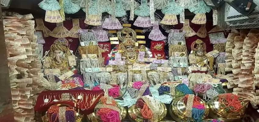 Ratlam Mahalakshmi Temple: माता लक्ष्मी का अनोखा मंदिर, जहां प्रसाद स्वरूप मिलता है सोना-चांदी