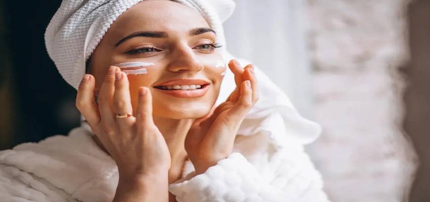 Skin Care Tips: बढ़ते प्रदूषण के बीच ऐसे रखें अपनी त्वचा का ख्याल, अपनाएं ये टिप्स
