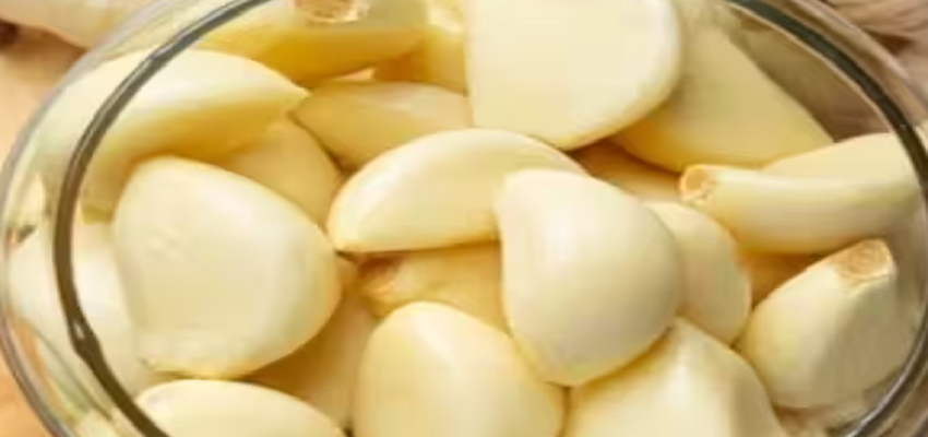 Health Tips: सर्दियों में सुबह इस चीज की केवल एक कली का करें सेवन, शरीर बीमारियों से रहेगा दूर