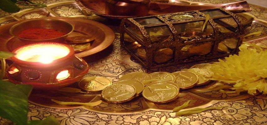 Dhantaras 2023: धनतेरस पर इन चीजों के दान से बरसती है मां लक्ष्मी की कृपा, घर में आती है सुख-समृद्धि